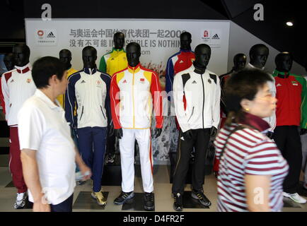 L'intérieur de la nouvelle marque Adidas 'Centre', jusqu'à présent le plus grand magasin adidas, à Beijing, Chine, 19 août 2008. Le magasin couvre 3,170m² et quatre histoires de "anlitun Village Shopping Centre'. Photo : Federico Gambarini Banque D'Images