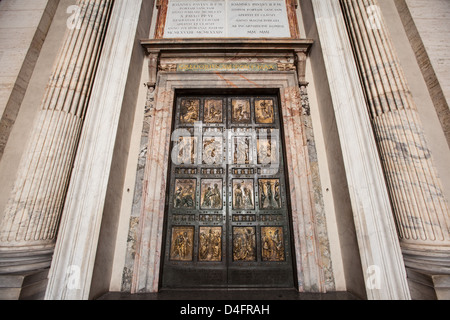 Cité du Vatican, Rome, Italie, 8 mars 2013. La Porte Sainte dans la Basilique Saint-Pierre. Jean Paul II est le dernier pape a ouvert il Banque D'Images