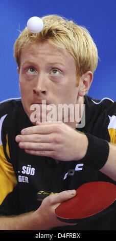 Christian Suess d'Allemagne est en concurrence contre le hongrois Janos Jakab dans le Tennis de table masculin Deuxième tour dans le gymnase de l'Université de Pékin pendant les Jeux Olympiques de Beijing 2008 à Beijing, Chine, 20 août 2008. Photo : Karl-Josef Opim dpa # # # dpa# # #  Banque D'Images