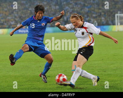 Melanie Behringer (R) de l'Allemagne rivalise avec Ayumi Hara du Japon dans les femmes football match pour la médaille de bronze entre l'Allemagne et le Japon au stade des travailleurs à Pékin pendant les Jeux Olympiques de 2008 à Beijing, Chine, 21 août 2008. Photo : Grimm pairs # # # # # #  dpa Banque D'Images