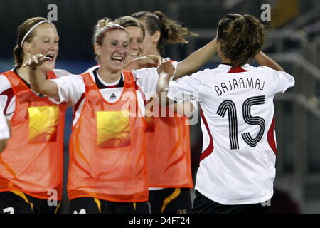 Melanie Behringer (L) et Anja Mittag (2L) célébrer avec coéquipier Fatmire Bajramaj (R) qui a marqué le but de 1-0 pour l'Allemagne dans le femmes football - match pour la médaille de bronze entre l'Allemagne et le Japon à la Stade des travailleurs de Beijing pendant les Jeux Olympiques de 2008 à Beijing, Chine, 21 août 2008. Photo : Marcus Brandt dpa # # # dpa# # #  Banque D'Images