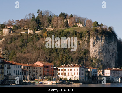 La ville d'Arona, sur les rives du Lac Majeur, Piémont, Italie Banque D'Images