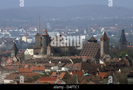 Cette photo montre le Château de Nuremberg Nuremberg vus de la tour d'affaires à Nuremberg, Allemagne, 02 avril 2008. Photo : Daniel Karmann Banque D'Images