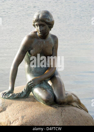 La petite sirène s'assoit sur son flipper ouvertement sur un rocher dans le port de Copenhague, Copenhague, Danemark, 21 août 2008. La sculpture de bronze est 1,25 mètres de haut et a été créé par l'artiste danois Edvard Eriksen après le célèbre conte de Hans Christian Andersen. Elle a été assise sur son rocher comme l'emblème de Copenhague depuis le 23 août 1913. Photo : Thomas Borchert Banque D'Images