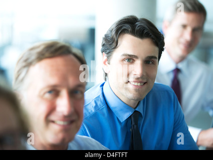 Hommes d'smiling in meeting Banque D'Images