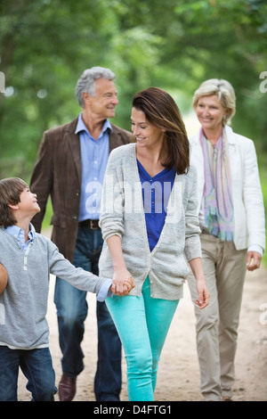 Family walking on rural road Banque D'Images