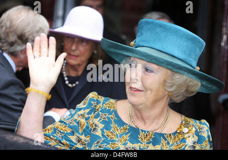 La Reine Beatrix des Pays-Bas de vagues de spectateurs lors de son arrivée à l'occasion des célébrations du 60e anniversaire du Conseil Œcuménique des Eglises à Amsterdam, Pays-Bas, 22 août 2008. Photo : Albert van der Werf (Attention : Pays-bas !) Banque D'Images