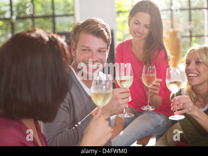 Friends toasting each other with wine Banque D'Images