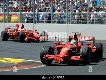 Pilote de Formule 1 brésilien Felipe Massa (R) de Ferrari mène son coéquipier du pilote de formule 1 finlandais Kimi Räikkönen lors du Grand Prix de l'Europe tenue à Valencia Street Circuit dans Valence, Espagne, le 24 août 2008. Photo : Carmen Jaspersen Banque D'Images