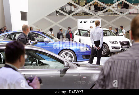 Visiteurs vu à l 'Audi' stand au Salon Automobile International de Moscou en 2008, Moscou, Russie, le 26 août 2008. Les constructeurs allemands s'attendent à ce que les taux de croissance énorme sur le marché russe, qui devrait se chiffrer à 3,1 millions de voitures en 2008, un quart de plus qu'en 2007. En revanche les ventes de voitures allemandes devraient augmenter d'un tiers à 465 000 véhicules, des constructeurs automobiles allemands Banque D'Images