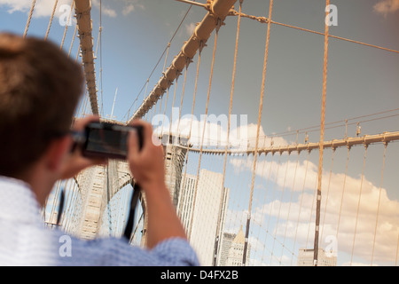 Man taking picture of urban bridge Banque D'Images