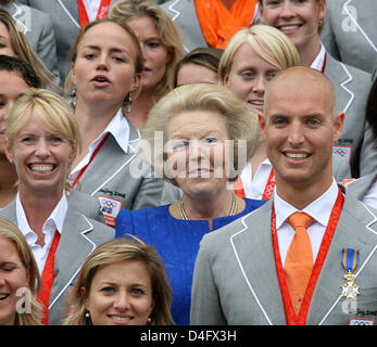 La Reine Beatrix des Pays-Bas (C) pose pour une photo de groupe avec les athlètes en tant qu'elle reçoit l'équipe olympique hollandaise au Palace Hios ten Bosch à La Haye, Pays-Bas, 27 août 2008. Photo : A.Nieboer (Pays-Bas) Banque D'Images