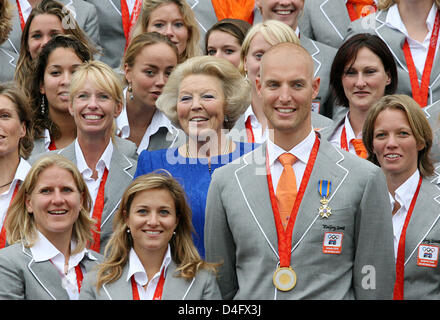 La Reine Beatrix des Pays-Bas (C) pose pour une photo de groupe avec les athlètes en tant qu'elle reçoit l'équipe olympique hollandaise au Palace Hios ten Bosch à La Haye, Pays-Bas, 27 août 2008. Photo : A.Nieboer (Pays-Bas) Banque D'Images