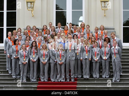 La Reine Beatrix des Pays-Bas (C) pose pour une photo de groupe avec les athlètes en tant qu'elle reçoit l'équipe olympique hollandaise au Palace Hios ten Bosch à La Haye, Pays-Bas, 27 août 2008. Photo : A.Nieboer (Pays-Bas) Banque D'Images