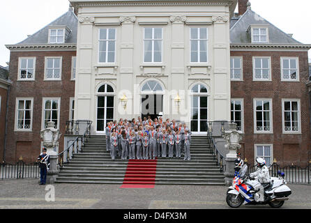 La Reine Beatrix des Pays-Bas (C) pose pour une photo de groupe avec les athlètes en tant qu'elle reçoit l'équipe olympique hollandaise au Palace Hios ten Bosch à La Haye, Pays-Bas, 27 août 2008. Photo : A.Nieboer (Pays-Bas) Banque D'Images