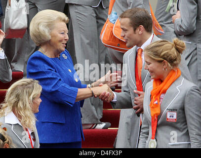 La Reine Beatrix des Pays-Bas (L), serre la main avec des athlètes comme elle reçoit l'équipe olympique hollandaise au Palace Hios ten Bosch à La Haye, Pays-Bas, 27 août 2008. Photo : A.Nieboer (Pays-Bas) Banque D'Images