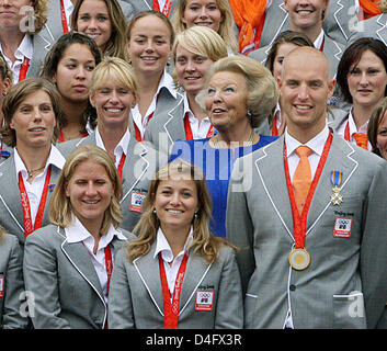 La Reine Beatrix des Pays-Bas (C) pose pour une photo de groupe avec les athlètes en tant qu'elle reçoit l'équipe olympique hollandaise au Palace Hios ten Bosch à La Haye, Pays-Bas, 27 août 2008. Photo : A.Nieboer (Pays-Bas) Banque D'Images