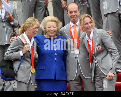 La Reine Beatrix des Pays-Bas (C) pose pour une photo de groupe avec les athlètes en tant qu'elle reçoit l'équipe olympique hollandaise au Palace Hios ten Bosch à La Haye, Pays-Bas, 27 août 2008. Photo : A.Nieboer (Pays-Bas) Banque D'Images