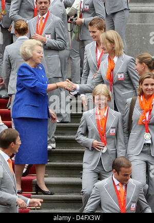 La Reine Beatrix des Pays-Bas (L), serre la main avec des athlètes comme elle reçoit l'équipe olympique hollandaise au Palace Hios ten Bosch à La Haye, Pays-Bas, 27 août 2008. Photo : A.Nieboer (Pays-Bas) Banque D'Images