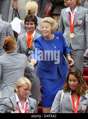 La Reine Beatrix des Pays-Bas, serre la main avec des athlètes comme elle reçoit l'équipe olympique hollandaise au Palace Hios ten Bosch à La Haye, Pays-Bas, 27 août 2008. Photo : A.Nieboer (Pays-Bas) Banque D'Images