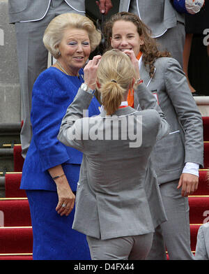 La Reine Beatrix des Pays-Bas (L) s'entretient avec des athlètes comme elle reçoit l'équipe olympique hollandaise au Palace Hios ten Bosch à La Haye, Pays-Bas, 27 août 2008. Photo : A.Nieboer (Pays-Bas) Banque D'Images