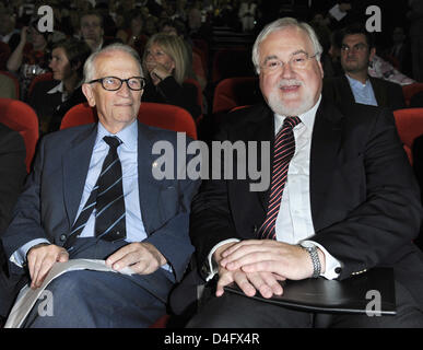 Combattant de la résistance danoise et témoins d'époque Gunnar Dyrberg (L) et Peter Harry Carstensen (CDU), Premier Ministre du Schleswig-Holstein, s'asseoir à côté de l'autre au cours de la première du film 'Flame & Citron' à Flensburg, Allemagne, 29 août 2008. Le film est fixé à Kopenhagen en 1944 et raconte l'histoire des deux combattants de la résistance à la flamme et Citron qui sont annoncés publ Banque D'Images