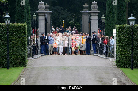 Les visiteurs attendre que la Reine Beatrix des Pays-Bas (invisible) qui reçoit l'équipe olympique hollandaise au Palace Hios ten Bosch à La Haye, Pays-Bas, 27 août 2008. Photo : Patrick van Katwijk Banque D'Images