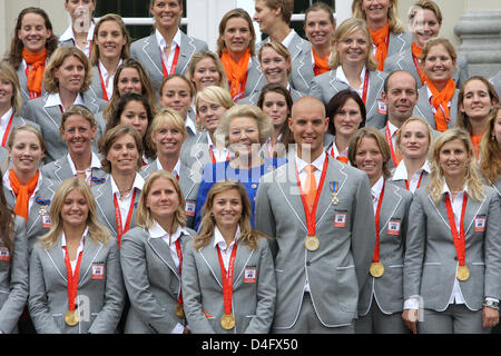 La Reine Beatrix des Pays-Bas (C) pose pour une photo de groupe avec les athlètes en tant qu'elle reçoit l'équipe olympique hollandaise au Palace Hios ten Bosch à La Haye, Pays-Bas, 27 août 2008. Photo : Patrick van Katwijk Banque D'Images