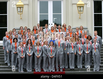 La Reine Beatrix des Pays-Bas (C) pose pour une photo de groupe avec les athlètes en tant qu'elle reçoit l'équipe olympique hollandaise au Palace Hios ten Bosch à La Haye, Pays-Bas, 27 août 2008. Photo : Patrick van Katwijk Banque D'Images