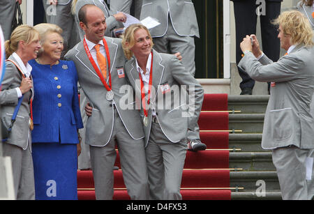 La Reine Beatrix des Pays-Bas (2L) pose pour une photo de groupe avec les athlètes en tant qu'elle reçoit l'équipe olympique hollandaise au Palace Hios ten Bosch à La Haye, Pays-Bas, 27 août 2008. Photo : Patrick van Katwijk Banque D'Images