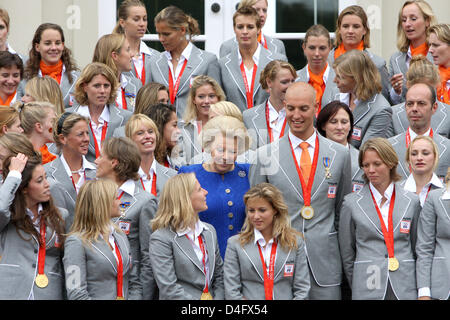 La Reine Beatrix des Pays-Bas (C) pose pour une photo de groupe avec les athlètes en tant qu'elle reçoit l'équipe olympique hollandaise au Palace Hios ten Bosch à La Haye, Pays-Bas, 27 août 2008. Photo : Patrick van Katwijk Banque D'Images