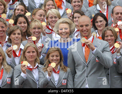 La Reine Beatrix des Pays-Bas (C) pose pour une photo de groupe avec les athlètes en tant qu'elle reçoit l'équipe olympique hollandaise au Palace Hios ten Bosch à La Haye, Pays-Bas, 27 août 2008. Photo : Patrick van Katwijk Banque D'Images