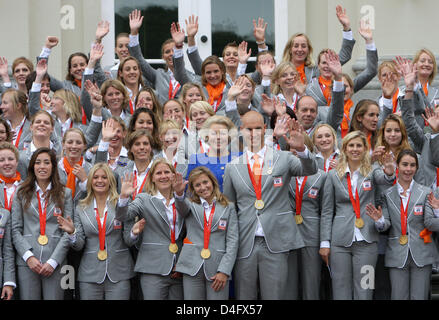 La Reine Beatrix des Pays-Bas (C) pose pour une photo de groupe avec les athlètes en tant qu'elle reçoit l'équipe olympique hollandaise au Palace Hios ten Bosch à La Haye, Pays-Bas, 27 août 2008. Photo : Patrick van Katwijk Banque D'Images