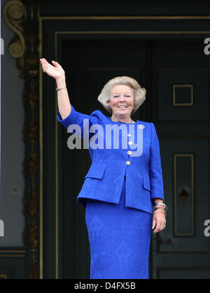 Les vagues de la Reine Beatrix des Pays-Bas pendant qu'elle reçoit l'équipe olympique hollandaise au Palace Hios ten Bosch à La Haye, Pays-Bas, 27 août 2008. Photo : Patrick van Katwijk Banque D'Images