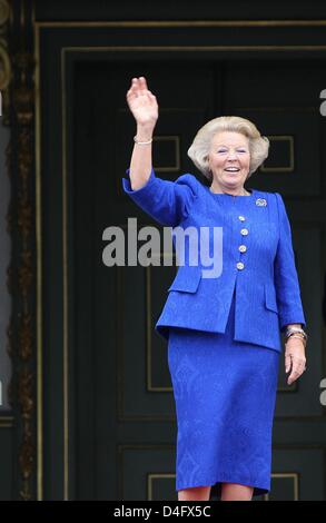 Les vagues de la Reine Beatrix des Pays-Bas pendant qu'elle reçoit l'équipe olympique hollandaise au Palace Hios ten Bosch à La Haye, Pays-Bas, 27 août 2008. Photo : Patrick van Katwijk Banque D'Images