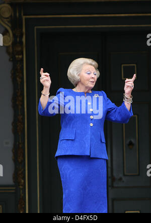 Les vagues de la Reine Beatrix des Pays-Bas pendant qu'elle reçoit l'équipe olympique hollandaise au Palace Hios ten Bosch à La Haye, Pays-Bas, 27 août 2008. Photo : Patrick van Katwijk Banque D'Images