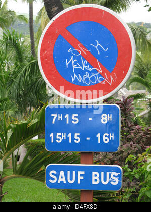 Un non français parking sign lit 'Sauf' (littéralement : sauf les autobus) à Saint Leu sur l'île de La Réunion, France, 13 avril 2008. Photo : Lars Halbauer Banque D'Images