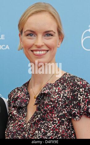 L'actrice allemande Nina Hoss pose pour les photographes après une conférence de presse pour le film "Jéricho" au 65e Festival International du Film de Venise à Venise, Italie, 28 août 2008. Photo : Hubert Boesl Banque D'Images