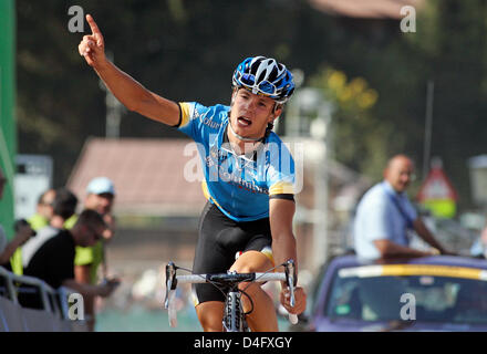 Cycliste professionnel allemand Linus Gerdemann de Team Columbia jubilates après avoir remporté la première étape du Tour d'Allemagne (178 kilomètres de Kitzbuehel à Hochfuegen) dans Hochfuegen, Autriche, 30 août 2008. Cette année, le Tour d'Allemagne mène en huit étapes sur 1 408,6 kilomètres de Kitzbuehel à Brême, Allemagne. Photo : Felix Heyder Banque D'Images