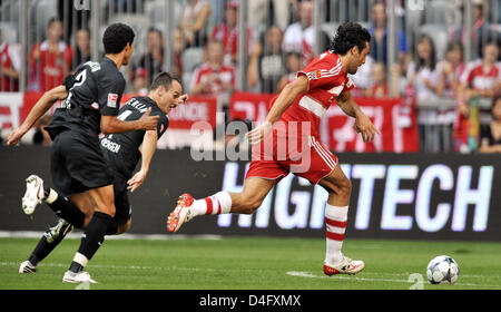 La Munich Luca Toni (R) marque le 1-0 contre Berlin's Kaka (L) et Steve Van Bergen pendant le match de Bundesliga FC Bayern Munich vs Hertha BSC Berlin à l'Allianz Arena de Munich, Allemagne, 31 août 2008. Photo : PETER KNEFFEL (ATTENTION : période de blocage ! Le LDF permet la poursuite de l'utilisation des images dans l'IPTV, les services mobiles et autres technologies nouvelles au plus tôt en tha Banque D'Images