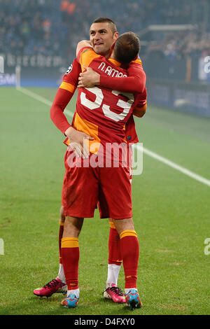 Istanbul's Burak Yilmaz (RETOUR) et Nordin Amrabat hug au cours de la Ligue des Champions dernière ronde de 16 deuxième match de football de la jambe entre le FC Schalke 04 et Galatasaray Istanbul à Veltins Arena à Gelsenkirchen, Allemagne, 12 mars 2013. Photo : Revierfoto Banque D'Images