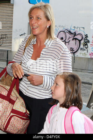 La Princesse Astrid de Belgique (L) escorte sa fille Laetitia Maria en allant à l'école à Bruxelles, Belgique, 01 septembre 2008. Photo : Albert Philip van der Werf (Pays-Bas) Banque D'Images