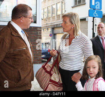 La Princesse Astrid de Belgique (C) escorte sa fille Laetitia Maria en allant à l'école à Bruxelles, Belgique, 01 septembre 2008. Photo : Albert Philip van der Werf (Pays-Bas) Banque D'Images