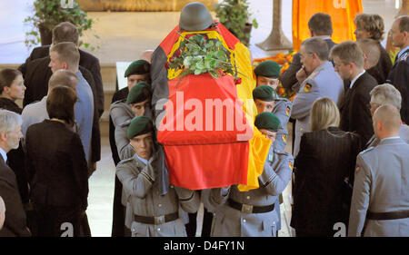 Soldats portent le cercueil d'un soldat, qui a été tué lors d'une attaque en Afghanistan, au cours de la cérémonie commémorative à l'église Sainte Croix à Zweibrücken, Allemagne, 01 septembre 2008. La Bundeswehr et les politiciens ont pris part au service funéraire. Le 29-year-old premier sergent de la brigade de La Sarre a été stationné à Zweibrücken. Photo : Ronald Wittek Banque D'Images