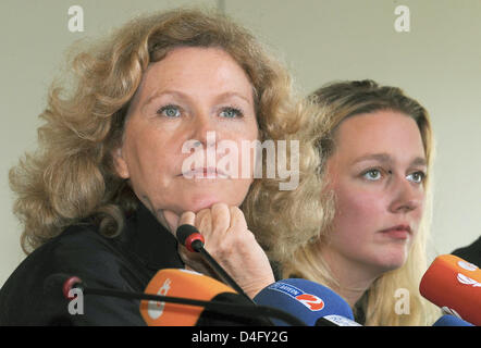 Eva Wagner-Pasquier (L) et sa demi-sœur Katharina Wagner donner une conférence de presse dans Bayreauth, Allemagne, 01 septembre 2008. Le même jour, le conseil d 'Richard-Wagner-Festspiele'-Foundation a décidé de nommer les deux demi-sœurs comme des successeurs de leur père Wolfgang Wagner. Photo : MARCUS FUEHRER Banque D'Images