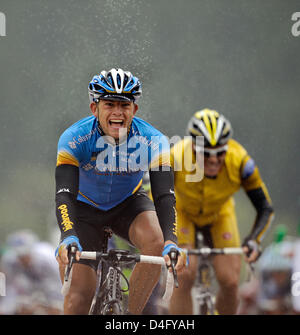 Le cycliste allemand Gerald Ciolek (L) de l'équipe de Colombie-britannique sprints et remporte la 5e étape du Tour de l'Allemagne à Winterberg', 03 septembre 2008. L'étape était 218,4 kilomètres de long et dirigé à partir de Mayence à Winterberg. Le 'Tour de France' 2008 compte huit étapes de Kitzbuehel, Autriche à Brême, Allemagne, pour un montant total de 1 408,6 km. Photo : GERO BRELOER Banque D'Images