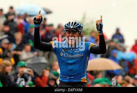 Gerald Ciolek cycliste allemand de l'équipe de Colombie-britannique cheers après qu'il a remporté la 5e étape de la course cycliste 'Tour de France' qui a été 218,4 kilomètres de long et dirigé à partir de Mayence à Winterberg, Allemagne, 03 septembre 2008. Le 'Tour de France' 2008 compte huit étapes de Kitzbuehel, Autriche à Brême, Allemagne, pour un montant total de 1 408,6 km. Photo : Bernd Thissen Banque D'Images