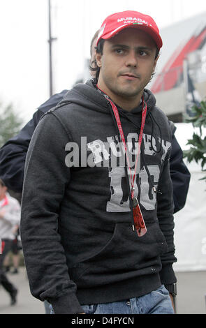 Pilote de Formule 1 brésilien Felipe Massa de la Scuderia Ferrari arrive sur le circuit de Spa-Francorchamps, Belgique, 04 septembre 2008. Le Grand Prix de Belgique de Formule 1 aura lieu le 07 septembre 2008. Photo : Roland Weihrauch Banque D'Images