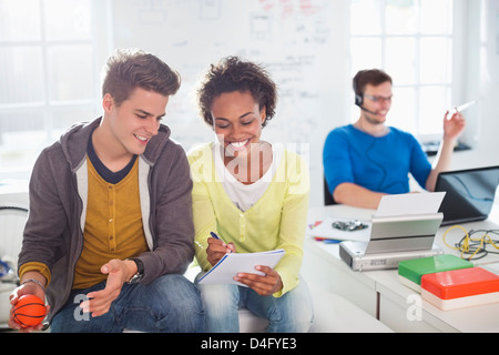Business people talking in office Banque D'Images