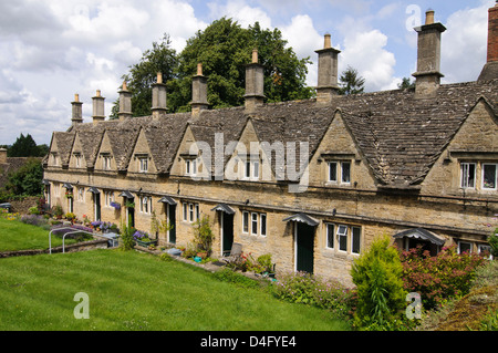 Les hospices à pignons, dans la rue de l'Église, (Chipping Norton, Cotswolds, en Angleterre) ont été construit par Henry Cornish en 1640. Au départ, il y avait 8 maisons (avec 9 cheminées), mais ils ont maintenant été convertie en quatre grandes habitations. Banque D'Images